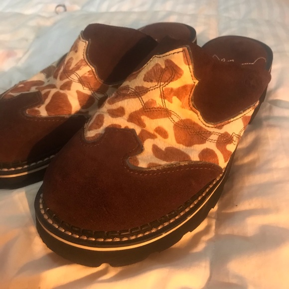 Ariat size 8.5 mules - Picture 2 of 5